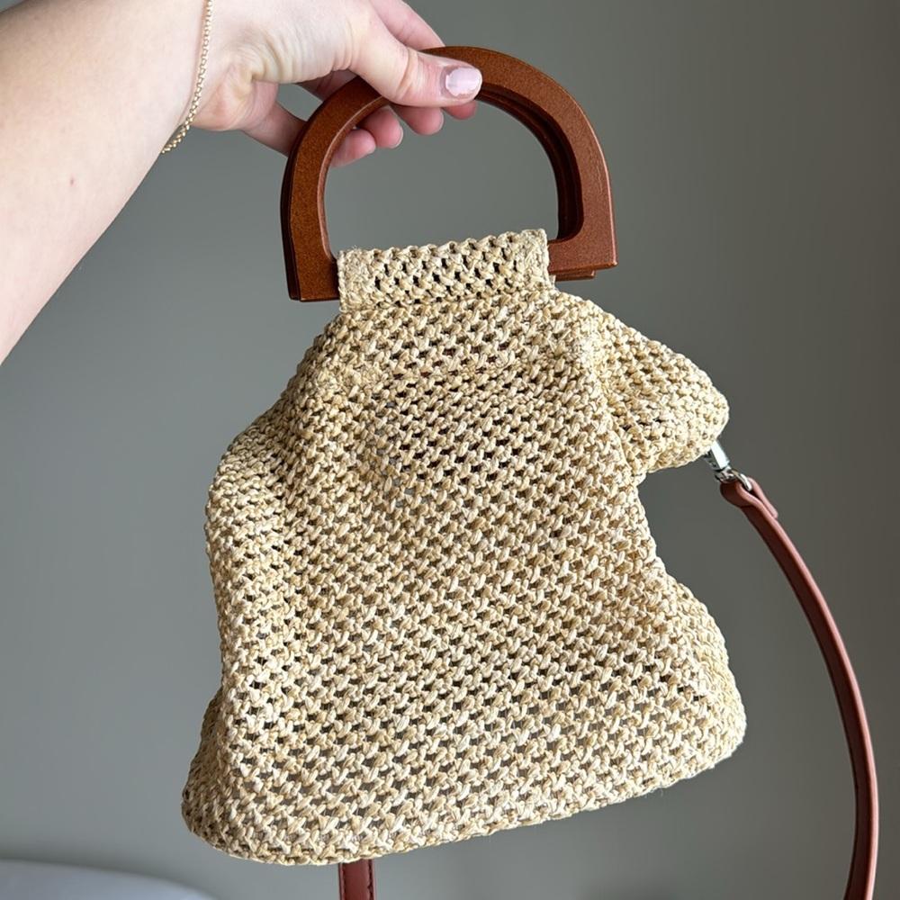 STRAW CROSSBODY BAG !